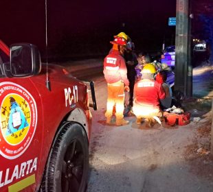 Paramédicos atendiendo reporte de lesionado