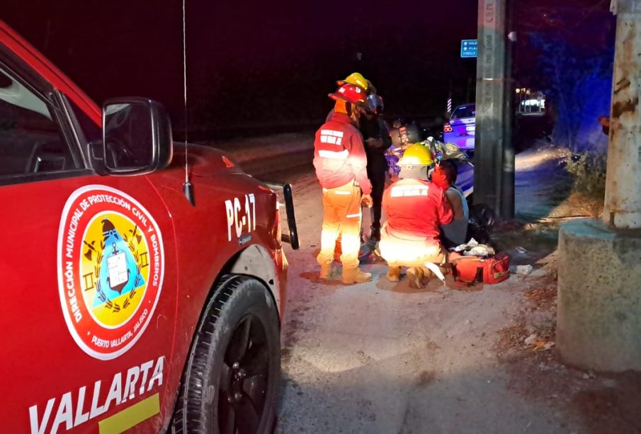 Paramédicos atendiendo reporte de lesionado