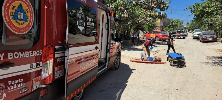 Paramédicos de bomberos auxiliando a hombre electrocutado