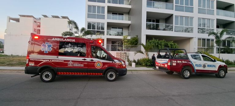 Paramédicos y policias afuera de condominios en Fluvial