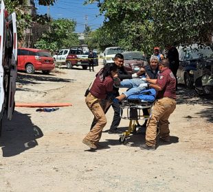 Paramédicos y policías trasladando a hombre electrocutado