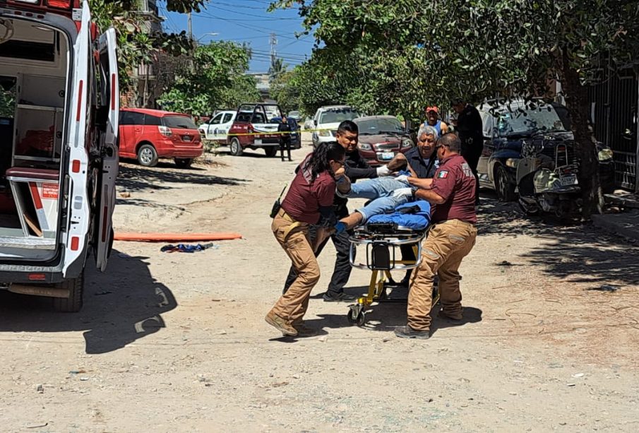 Paramédicos y policías trasladando a hombre electrocutado