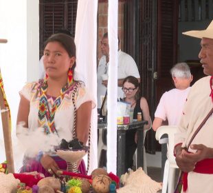 Pareja de pueblos originarios en festival