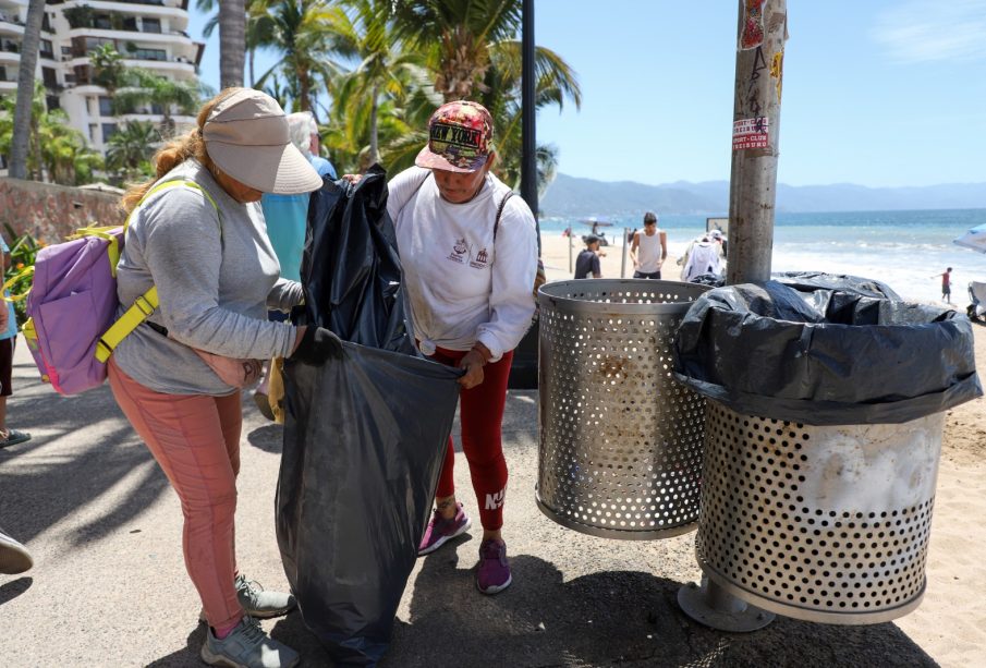 Personal recolectando basura