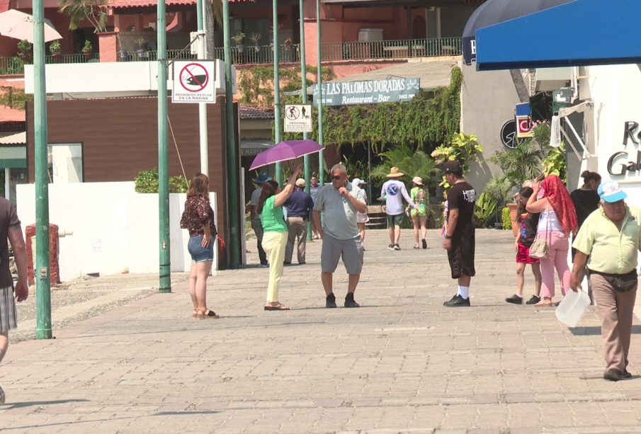 Personas caminando en zona de la marina