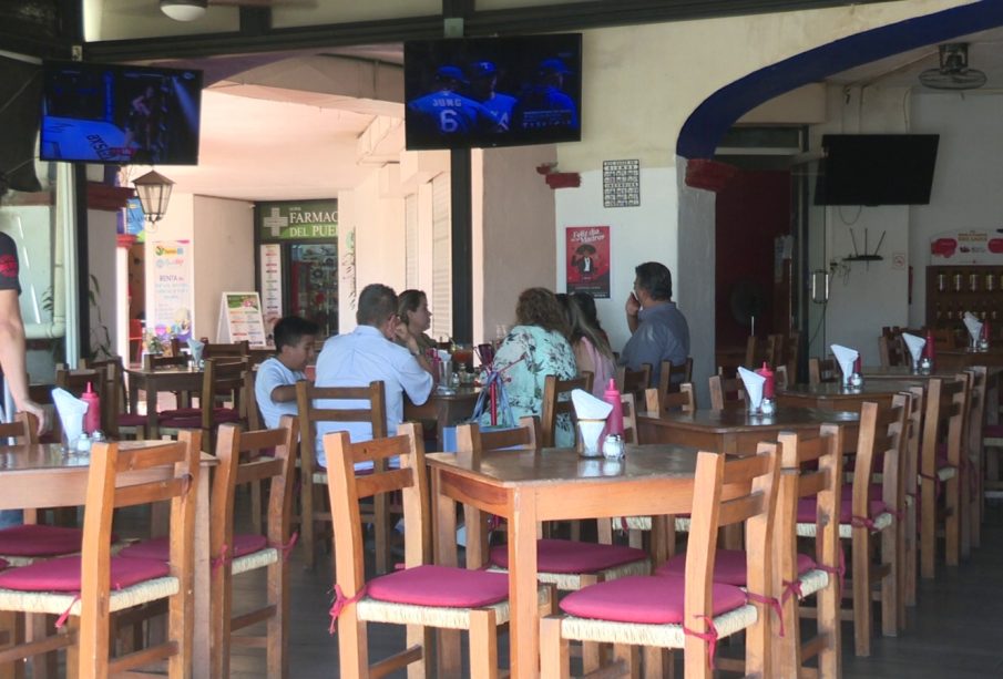 Personas comiendo en restaurante