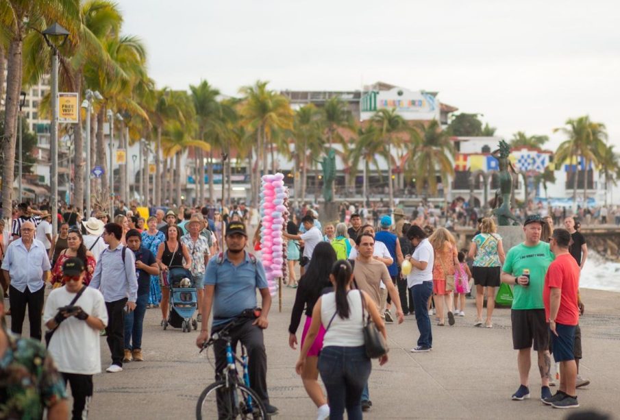 Personas en el malecón de Puerto Vallarta