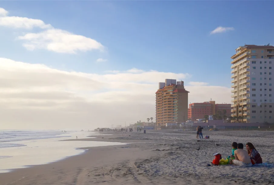 Personas en playa Rosarito