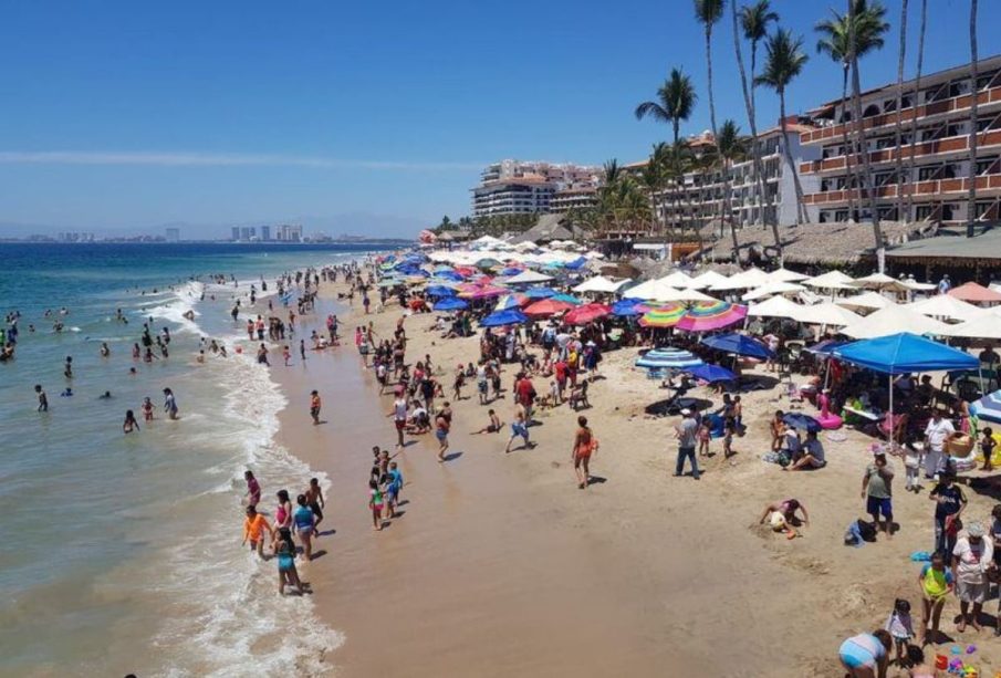 Personas en playa de Puerto Vallarta