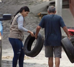 Personas recogiendo llantas