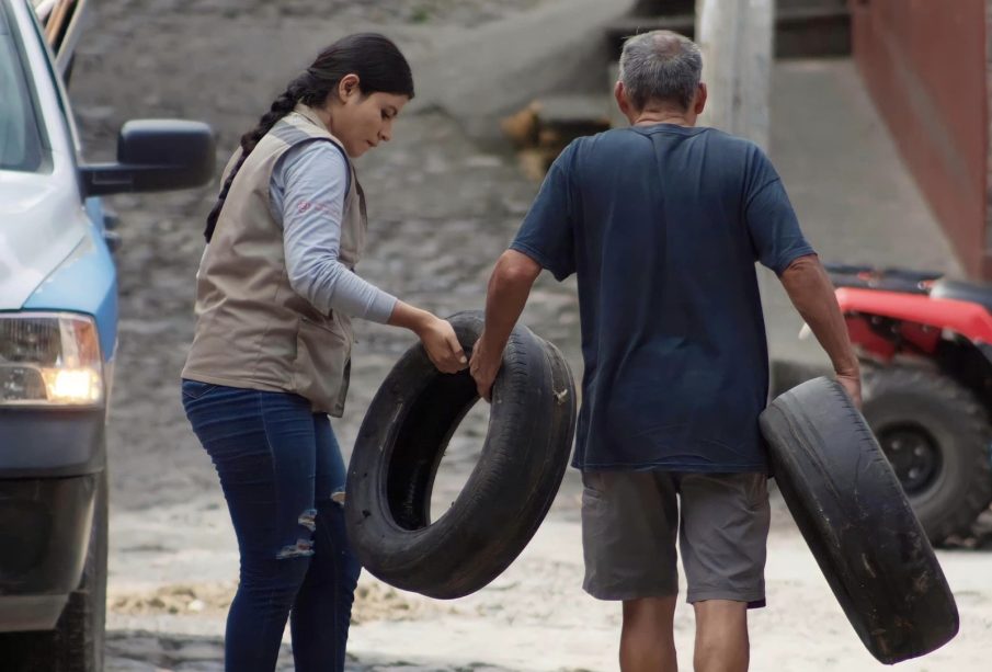 Personas recogiendo llantas