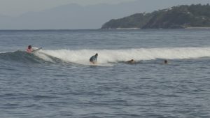 Personas surfeando