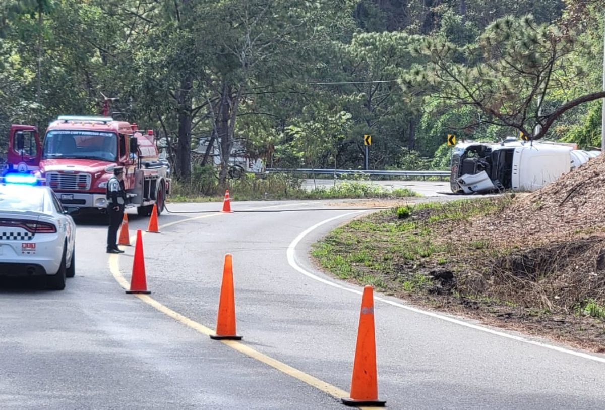 Pipa de gasolina volcada en Cabo Corrientes