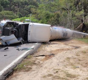 Pipa de gasolina volcada en la carretera federal 200