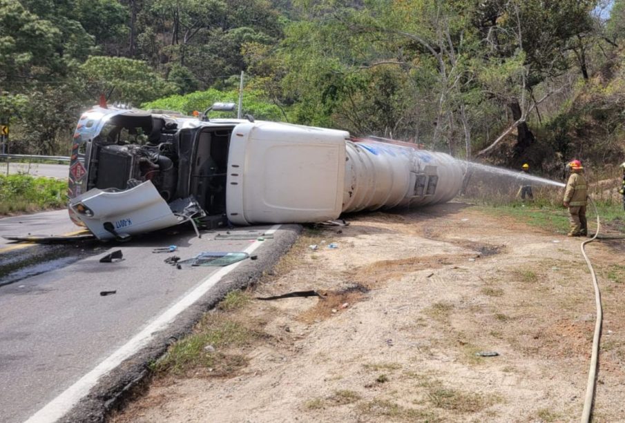 Pipa de gasolina volcada en la carretera federal 200