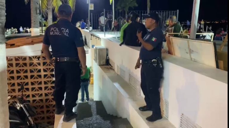 Policias atendiendo hallazgo de feto en Los Arcos del Malecón