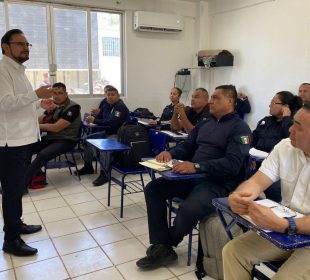 Policías de Puerto Vallarta recibiendo capacitación