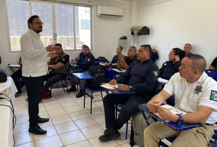 Policías de Puerto Vallarta recibiendo capacitación