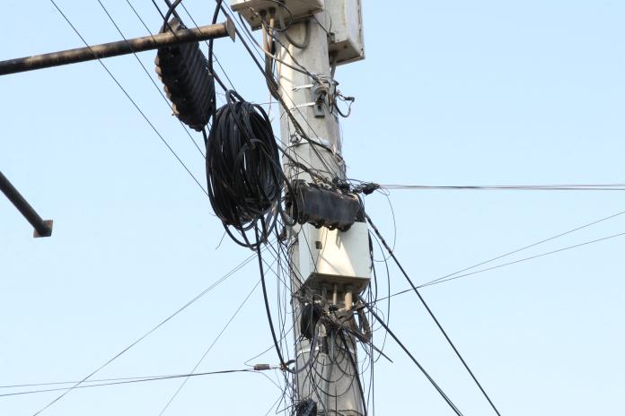 Poste con cable enrollando