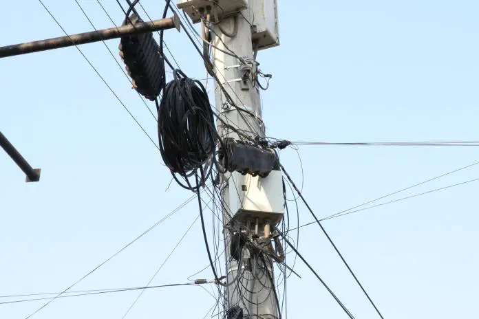 Poste con cable enrollando