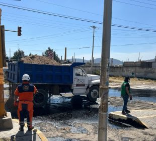 Elementos de protección civil realizaron trabajos, luego de que presuntos huachicoleros abandonaron camión cargado con combustible