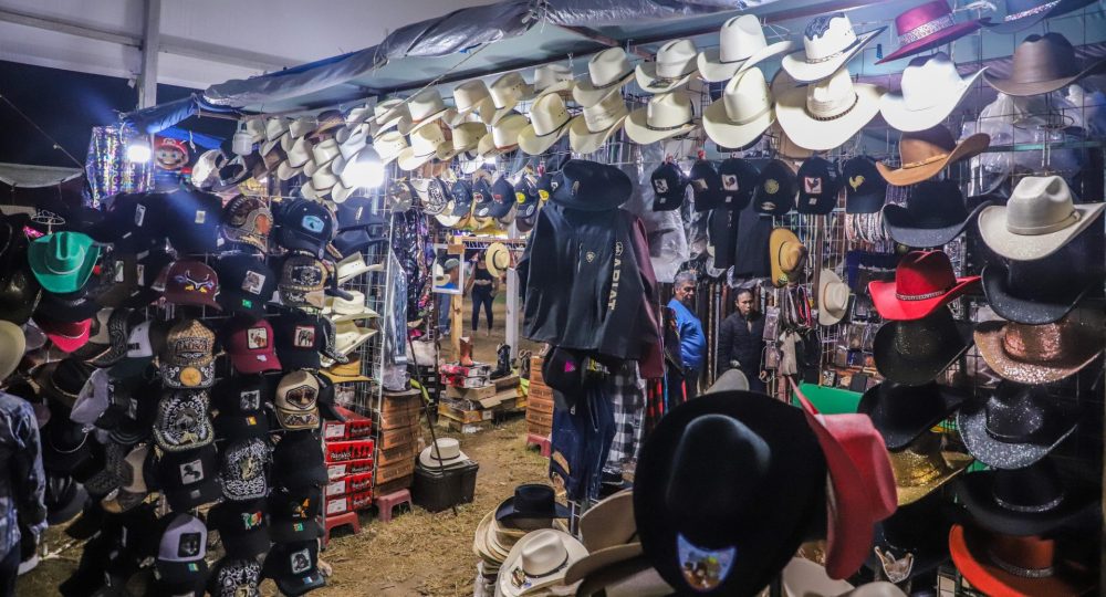 Puesto de sombreros y gorras