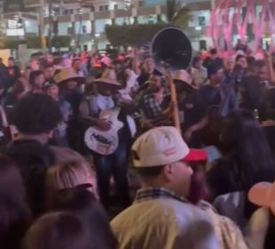 (VIDEO) Bandas de Mazatlán arman "megafiesta" tras acuerdo para seguir tocando en playas