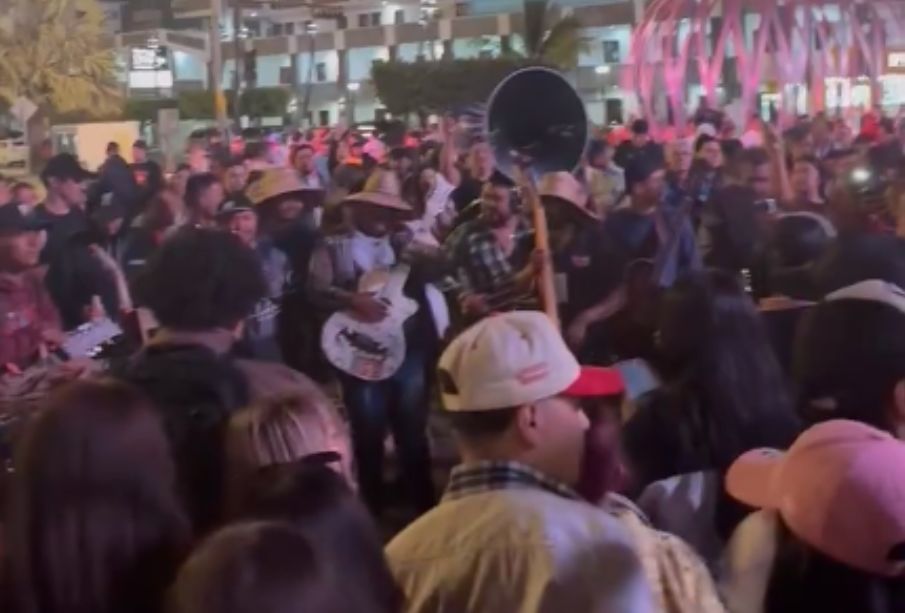 (VIDEO) Bandas de Mazatlán arman "megafiesta" tras acuerdo para seguir tocando en playas