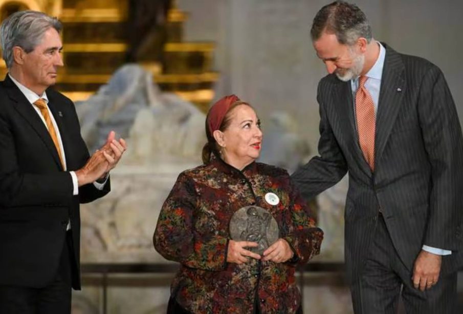 Rey de España entregando reconocimiento a madre buscadora de Jalisco