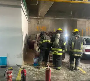 Se incendia auto en Sótano de la UMA