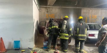 Se incendia auto en Sótano de la UMA