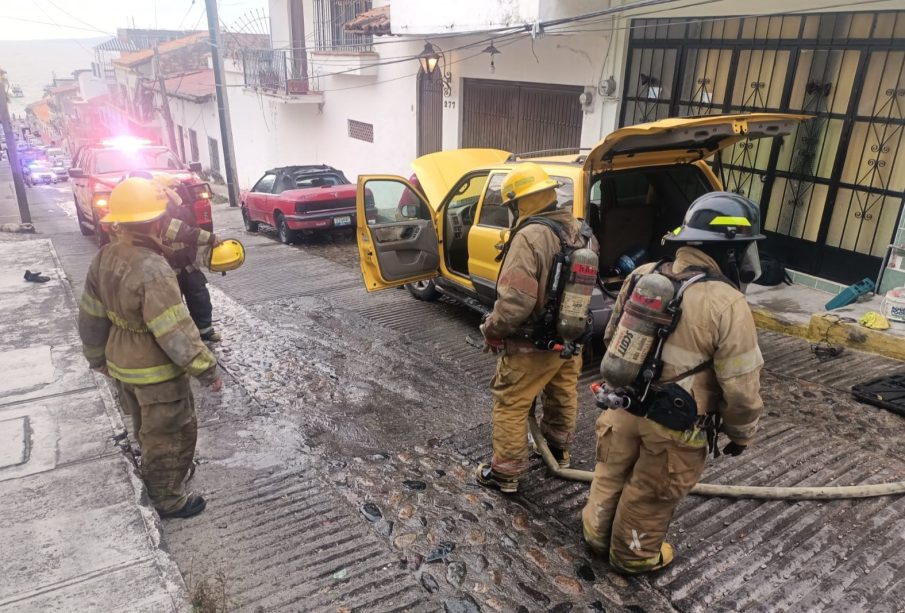 Se incendia camioneta y logran sofocar a tiempo el fuego