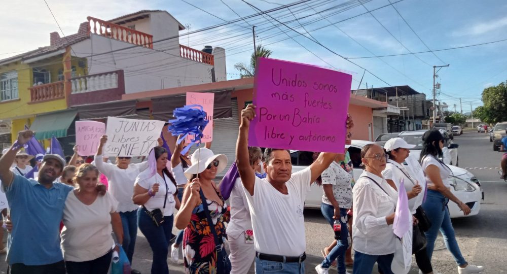 Se manifiestan 300 personas para defender a Mirtha Villalvazo