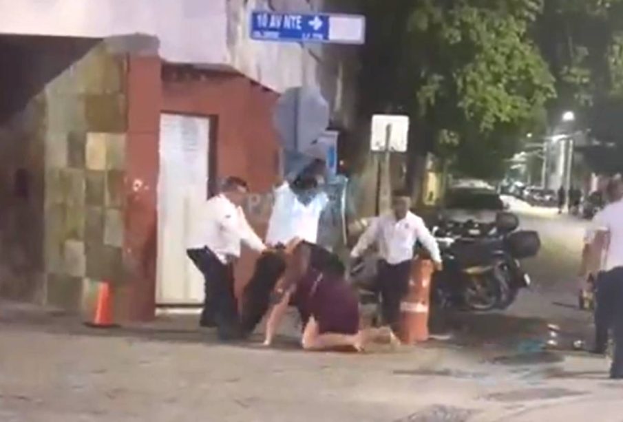 Taxistas golpeando a turistas