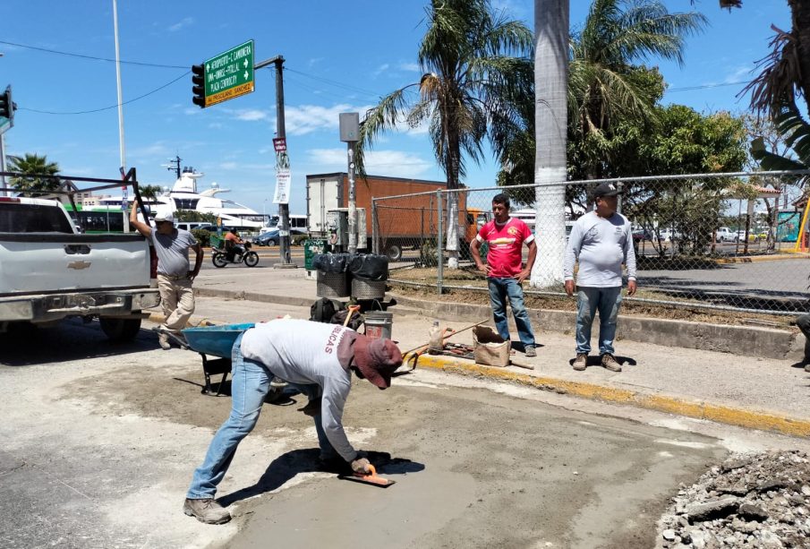 Trabajadores tapando bache en el crucero de El Pitillal