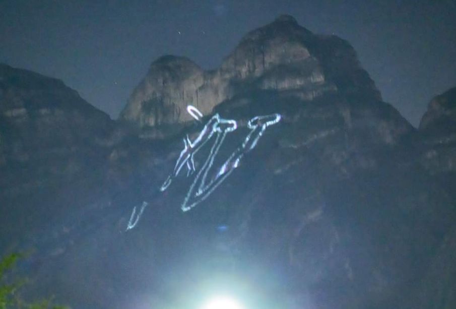 Un "pequeño" detalle: Felicitan a quinceañera regia con proyecciones en el Cerro de las Mitras (VIDEO).