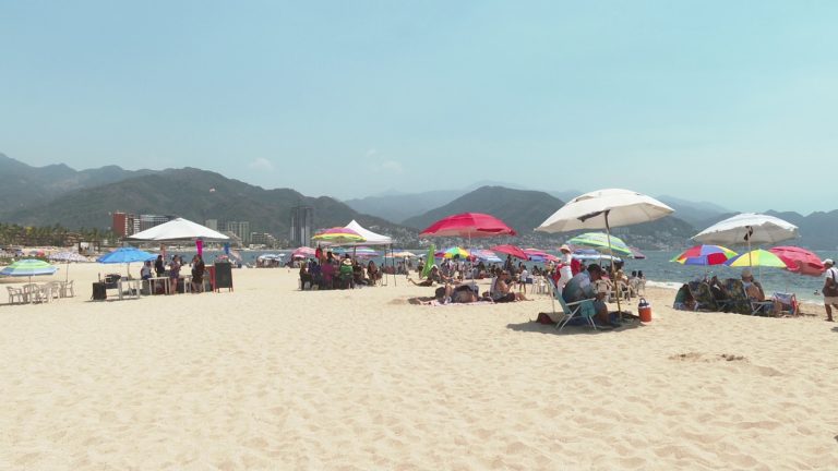 Turistas disfrutando playa de Vallarta