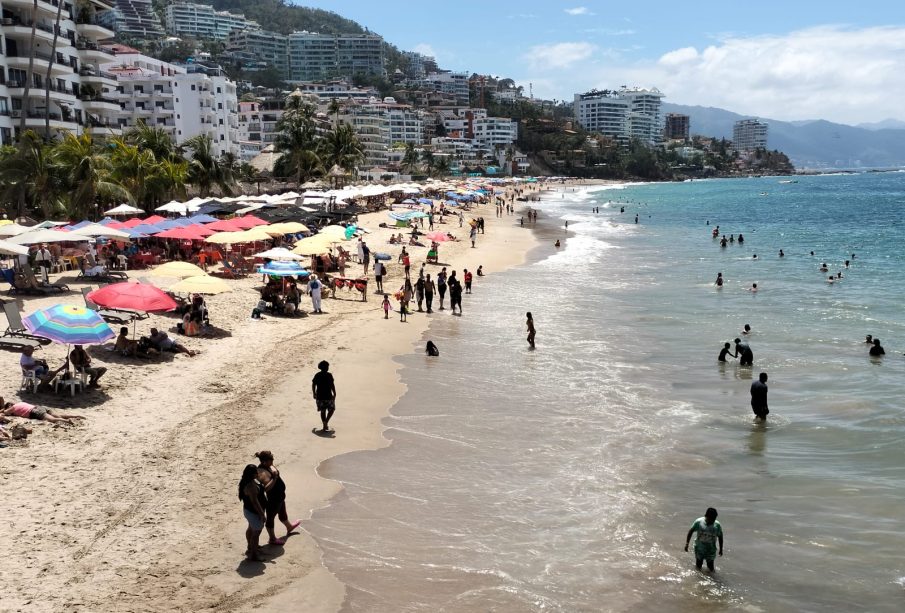 Turistas disfrutanto del mar en Vallarta