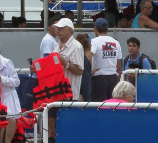 Turistas en embarcación turística