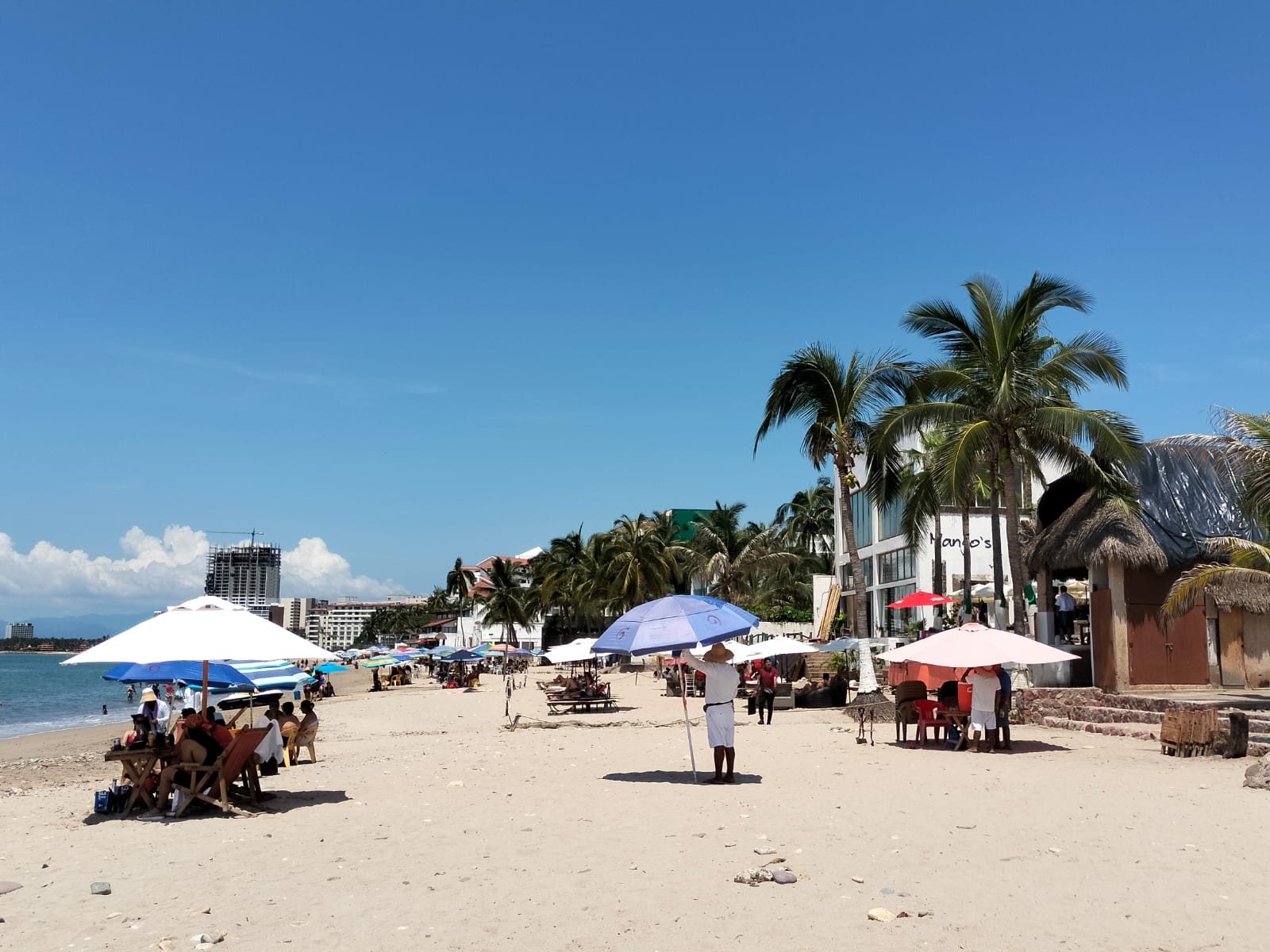 Turistas en playa de Puerto Vallarta