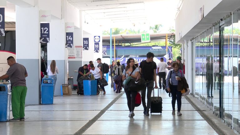 Turistas en terminal de autobuses