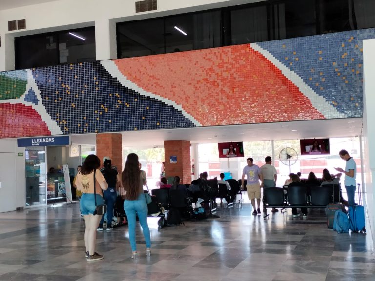 Turistas en terminal de autobuses