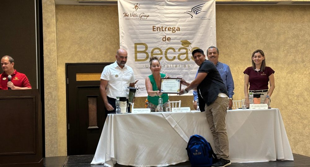 Universitario recibiendo becas