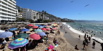 Vacacionistas disfrutan de las playas y atractivos de Puerto Vallarta