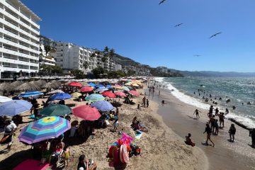 Vacacionistas disfrutan de las playas y atractivos de Puerto Vallarta