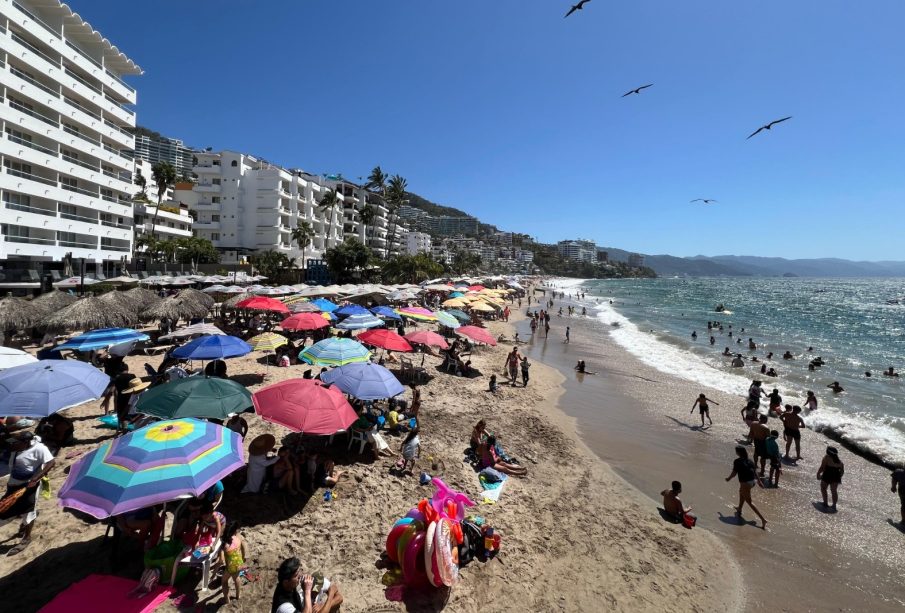 Vacacionistas disfrutan de las playas y atractivos de Puerto Vallarta