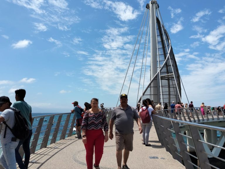 Vacacionistas en malecón de Vallarta