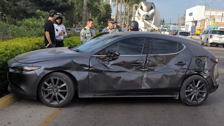 Vehículo atravezado en vialidad tras accidente