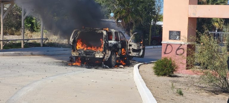 Vehículo incendiándose por balacera en Santa Ana