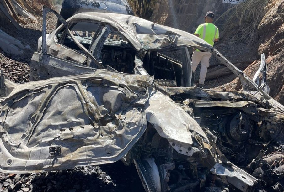 Vehículo se incendia al salirse de la carretera